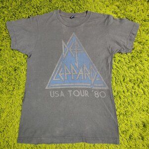 Vintage 'Def Leppard' distressed and sun faded grey band t-shirt men's s